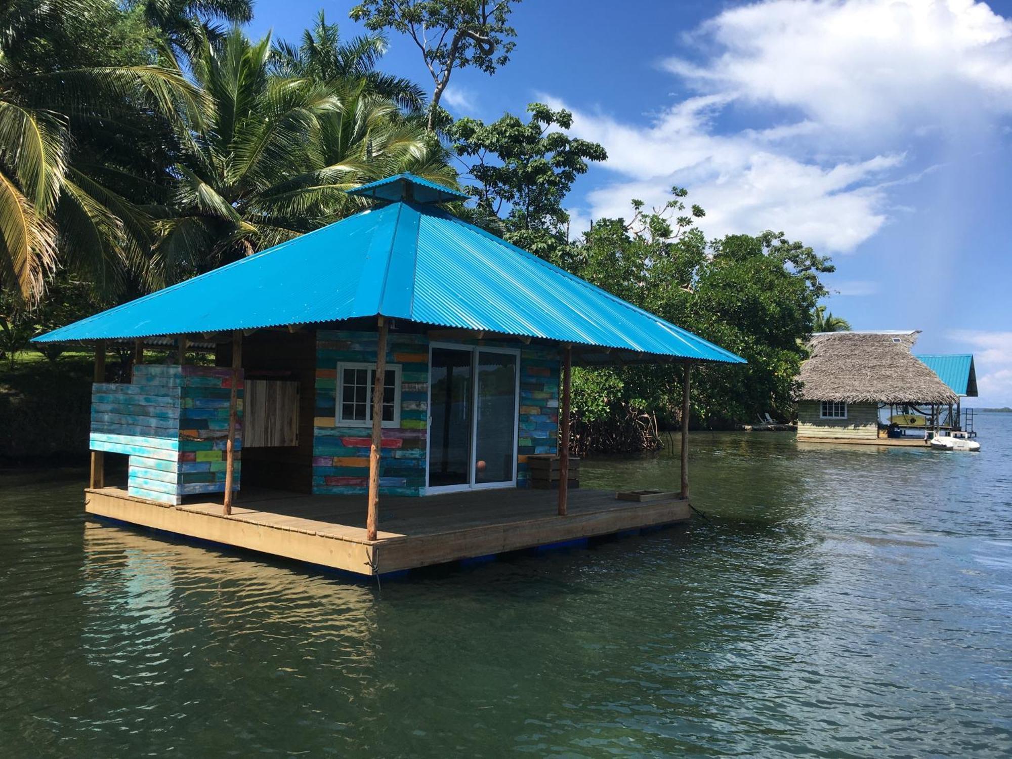 Tierra Oscura El Toucan Loco Floating Lodges المظهر الخارجي الصورة