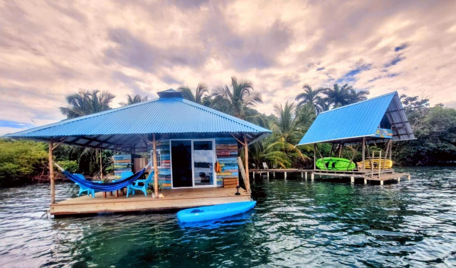 Tierra Oscura El Toucan Loco Floating Lodges المظهر الخارجي الصورة